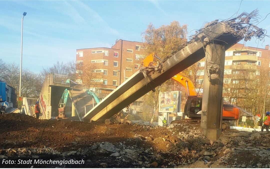 Brücke über Theodor-Heuss-Straße und Anschlussbahn abgerissen • Brücken-Neubau: Politikum vs. Sachverstand? • Vorsätzliches Ausgrenzen von Mobilitätseingeschränkten? • Ein Faktencheck